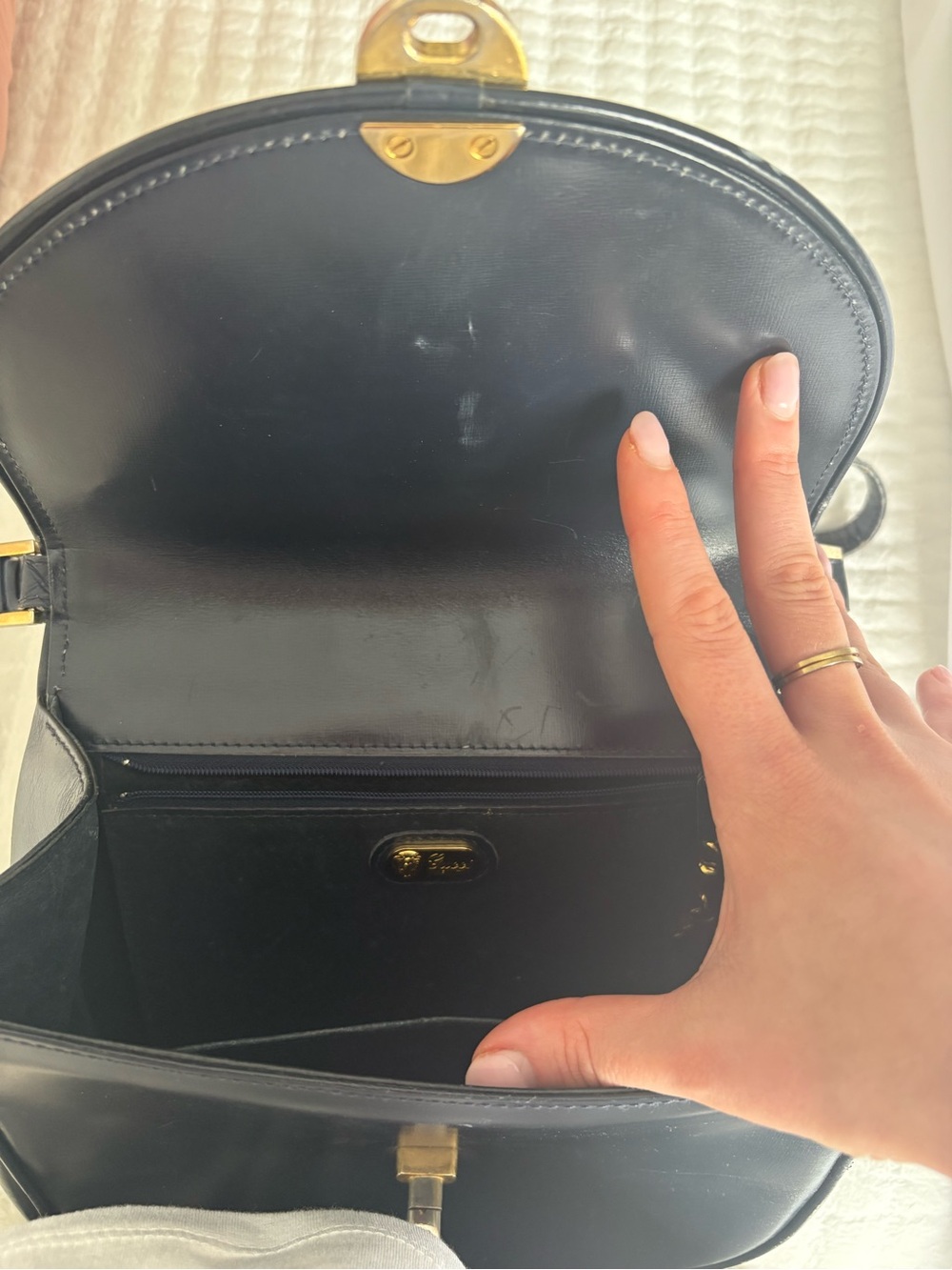 Vintage Gucci Navy Blue Leather Crossbody Bag with Gold Clasp - Picture 5 of 7